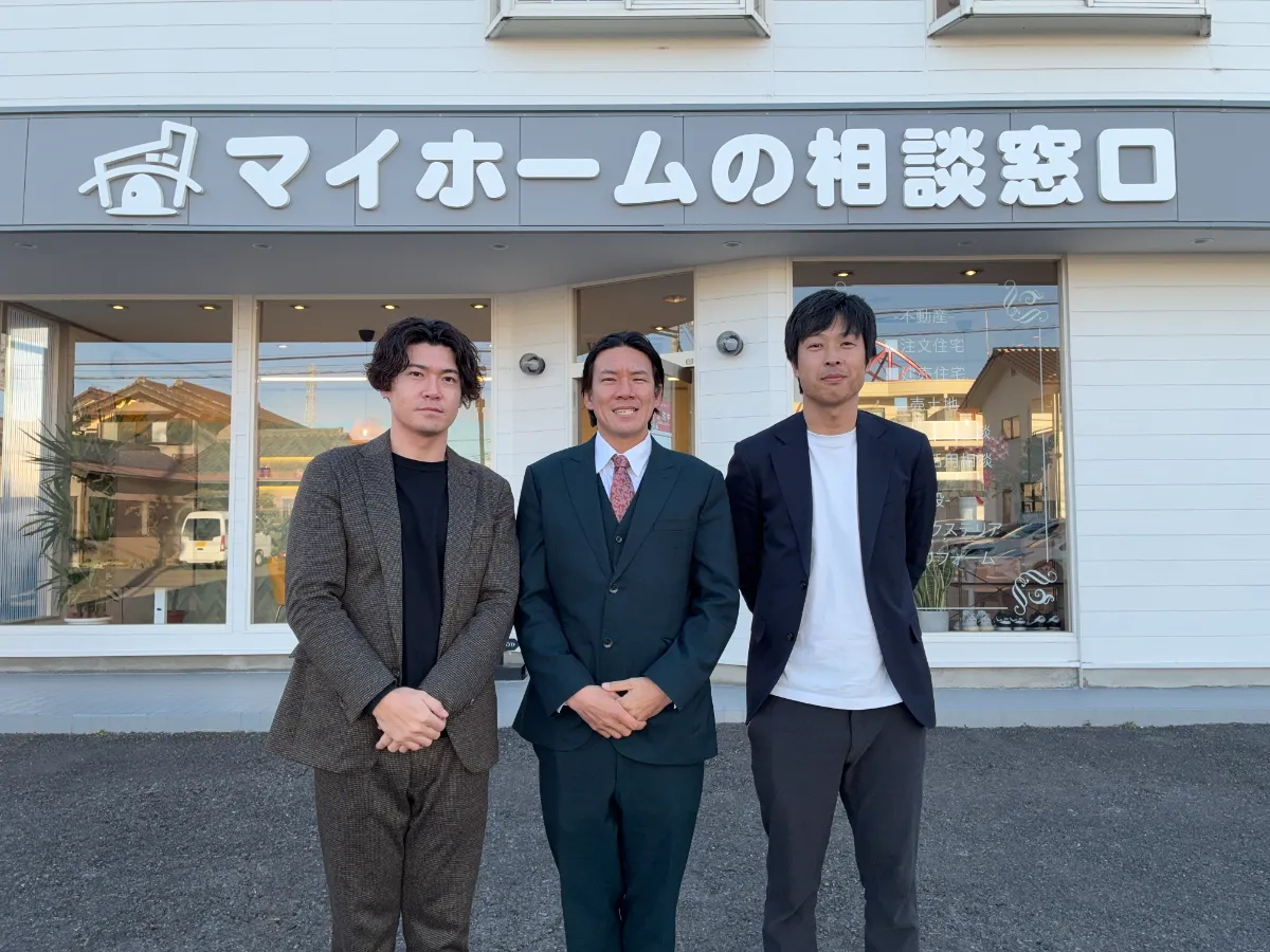 家づくりの相談窓口の店舗前で撮影したスタッフ写真